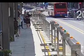 “如果有证就打你”，老人拒绝出示证件还掌掴20岁女站务员，警方已介入图片