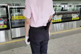 地铁旁、公交车边、停机坪上，他们汗流浃背守护出行图片