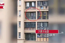 吓人！徐州俩“熊孩子”在5楼窗边上蹿下跳，家长看到后吓懵图片