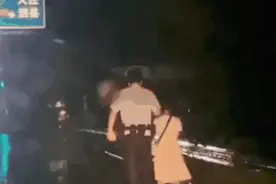 这一幕，生气又心疼！凌晨3点，他为孤独淋雨的留守女童撑起了伞……图片