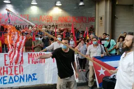 希腊共青团在美国领馆外焚烧星条旗，要求“让古巴呼吸”图片