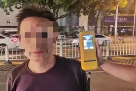 上海爷叔醉驾去培训中心接孙子，载着孙子撞公交车被刑拘图片
