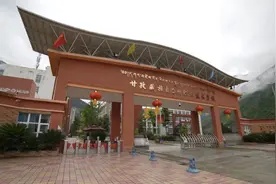 团魂“踩穿”地板 这样的课间操绝绝子图片