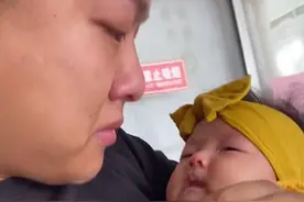 宝宝打针爸爸心疼哭得比孩子还惨！妈妈：看到他俩哭又想笑又心疼图片