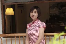 四川退休女教师“脱口秀”现场：感谢各位对我毫无底线的夸奖视频封面
