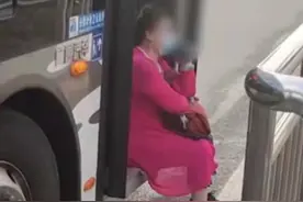 “司机不扶我上车谁都别想走！”北京一大妈公交车上撒泼，知情人：她闹过十几次了图片