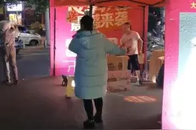 38℃的长沙街头，女子身穿过膝大棉袄为了做这件事，网友：我曾也是这样拼图片