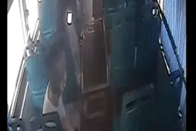 西安一女子公交车上睡着后突然惊醒，发现裙子下有一部手机正在偷拍图片