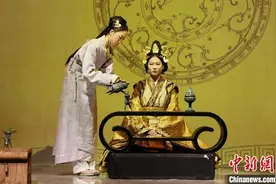 浙江嘉兴：服饰秀演绎千年“丝文化”图片