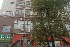安徽潜山一小伙打羽毛球时险被楼上坠落砖头砸中：好像是瞄着打似的图片