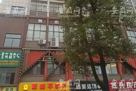 安徽潜山一小伙打羽毛球时险被楼上坠落砖头砸中：好像是瞄着打似的图片