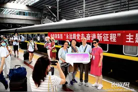 2021年京津冀首趟援疆旅游专列启程图片