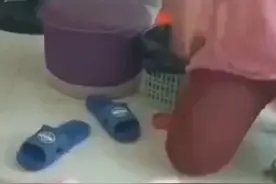 拿拖鞋猛抽婴儿，殴打者和拍摄者身份确认图片