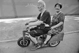 西安90岁老人骑电动车带85岁老伴逛公园 当心安全隐患图片