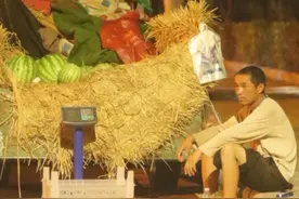 深夜路灯下的这位父亲，看哭无数网友……图片