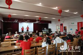 大学生志愿者在聂河养老院用歌舞与老人告别图片