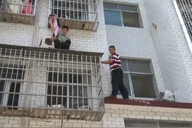 妈妈出门买菜，4岁女童头部被卡悬吊防盗窗，邻居大叔用板凳和手臂托举待援图片
