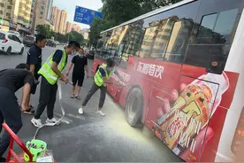 郴州一公交车行驶中突然冒烟，加油站安全员秒变消防员图片