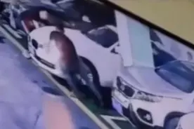 宝马凌晨被5人推走，业主怒问物业“没人值班吗”，监控曝光过程图片