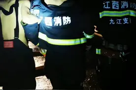 刚下火场消防员的真实状态，看了让人心疼！视频封面