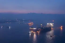 每日可处理原油25万桶 世界最大“海上炼油工厂”主船体在海门交付图片