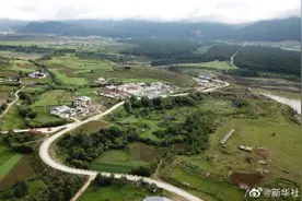 乡村公路边的小卖铺图片