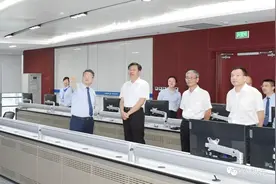 许永锞在邕与广西北部湾银行党委副书记、副董事长王能座谈图片