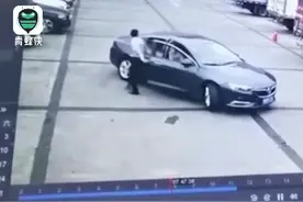 致命操作！女司机倒车时将头伸出车外被夹身亡，丈夫被撞重伤图片
