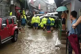 暴雨中，6辆车被大水冲到一起！蓝天队员出手了图片