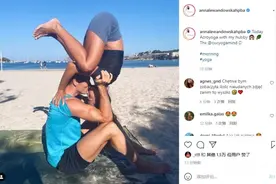 边健身边虐狗？莱万妻子晒照：被莱万倒举接吻图片