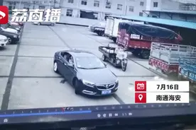 致命操作引发悲剧！女子倒车时刮倒丈夫夹死自己图片