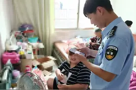 辅警夺手机、“训人”却被表扬图片