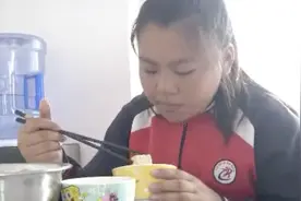 为救母亲狂啃馒头！女孩1个月增重20斤：我要用生命延续妈妈的生命图片
