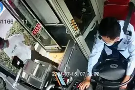 西安女孩公交车上遭遇裙底偷拍！与司机配合报警堪称“教科书”操作图片