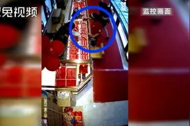 目瞪口呆！女子金店偷走金手链，被抓后称：它自己进我口袋的图片