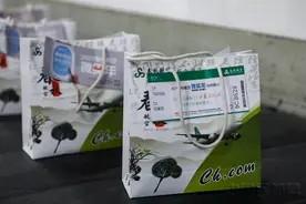 石家庄机场现“神秘行李”春秋航空送上夏日清凉礼袋图片