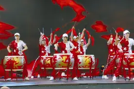 夫妻对唱 姐妹同台……家庭红歌联赛昨晚举行 15组家庭进入决赛图片