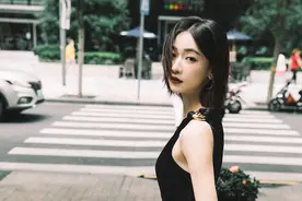 吴谨言街头胶片风写真氛围感十足 回眸瞬间美到令人心动图片