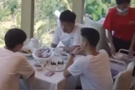 男子跟朋友在餐厅用餐，无意间发现服务员是自己母亲，做法暖心图片