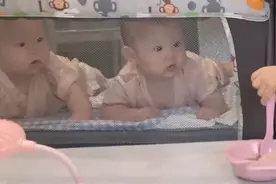 双胞胎妹妹趴床上看姐姐吃饭，被“馋哭”了图片