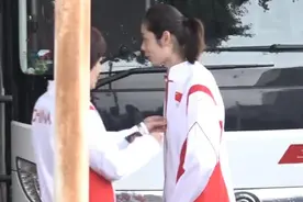 师徒情深！中国女排出征现场，郎平为朱婷系衣服图片