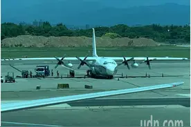 台媒：美军C130运输机降落桃园机场 卸下不明货物图片