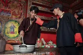丁真从中餐厅回家 回理塘给家人做饭图片