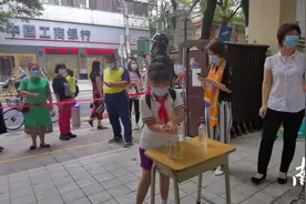 这个班爆满，暑期托管第一天，越秀区学生和家长这么说图片