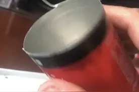 北京一办公楼内的小冰箱突然“砰”一声，罐口整个飞出！夏天储存时一定要小心图片