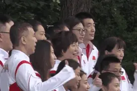 中国女排今日出征奥运 两位江苏妈妈牵挂女儿图片