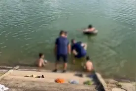 消防员强拉野泳男孩上岸，岂能说“多此一举”图片