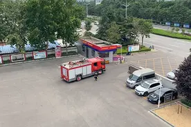 暖心！济宁消防员休假遇出警 队长将其“赶”下车图片
