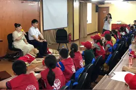 超萌导盲犬走进新闻课堂 新京报小记者聚焦盲人无障碍生活图片
