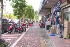 被蚂蚁咬了一口，女子街上休克晕倒图片